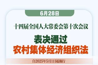 梅西获2023年金球奖时，哈兰德的反应